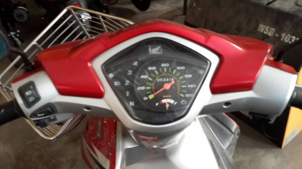 ขาย HONDA WAVE 110 i สตาร์ทมือ ปี 53 เครื่องดี ชุดสีดี มีร้อยล้มที่หน้ากากด้านบนขวา เล่มพร้อมโอน