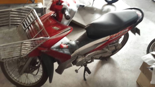 ขาย HONDA WAVE 110 i สตาร์ทมือ ปี 53 เครื่องดี ชุดสีดี มีร้อยล้มที่หน้ากากด้านบนขวา เล่มพร้อมโอน