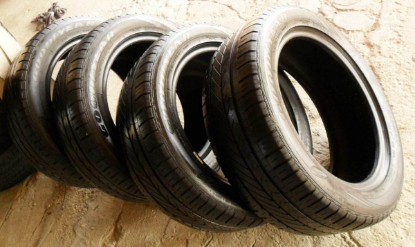 ยางขอบ17 กู๊ดเยียร์ 215-55-R17ลงพื้นปี14 (4เส้น3,900บ)ดอกหนามาก80\%