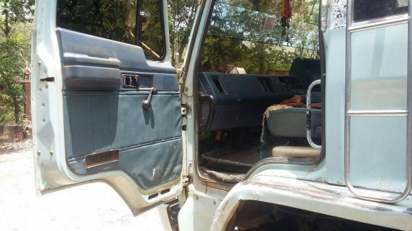 10ล้อดั้ม240แรงนางฟ้าแท้ๆสภาพสวยใชัได้ คัสซีสวยมากเครื่องเดิมเกียร์เดิมสวย....