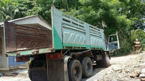 10ล้อดั้ม240แรงนางฟ้าแท้ๆสภาพสวยใชัได้ คัสซีสวยมากเครื่องเดิมเกียร์เดิมสวย....