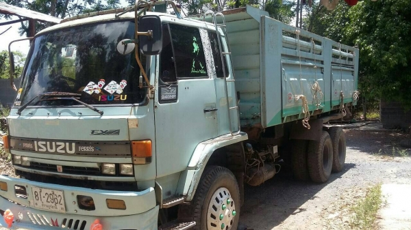 10ล้อดั้ม240แรงนางฟ้าแท้ๆสภาพสวยใชัได้ คัสซีสวยมากเครื่องเดิมเกียร์เดิมสวย....