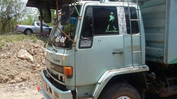 10ล้อดั้ม240แรงนางฟ้าแท้ๆสภาพสวยใชัได้ คัสซีสวยมากเครื่องเดิมเกียร์เดิมสวย....