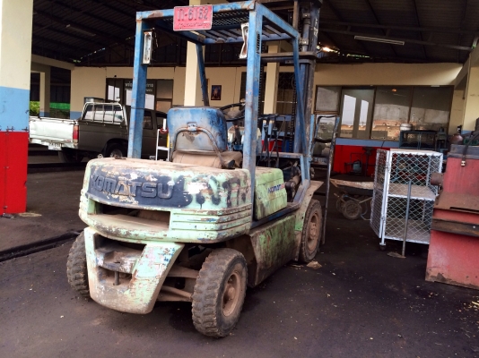 ขายด่วน  รถโฟล์คลิฟท์  สภาพดี  พร้อมใช้งาน