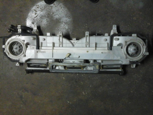 ตู้แอร์หลังเดิมๆ รถตู้คอมมูเตอร์ครับสภาพดีไม่รั่วไม่ซึม 3000บาทอยู่ดอนเมืองTEL0890671028 ID Line arnat1028