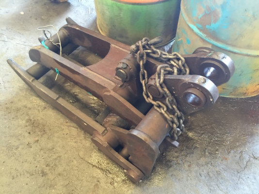 ขายด่วนตัวคีบไม้ คีบเหล็กสำหรับรถขุดPC40 เก่าญี่ปุ่น ถอดจากรถ