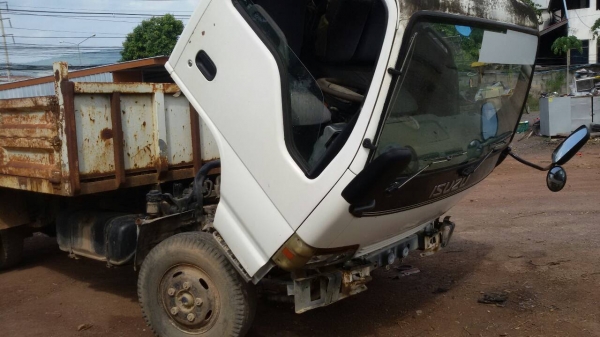 มาถึงแล้วดูได้เลยมี2คัน ขาย (NPR130แรง-265,000บ NPR120แรง-245,000บ)  ☆☆☆เป็นยังไงครับโดนน้ำล่างแฟ๊บใหม่เหมือนแกะกล่อง ครับ☆☆☆