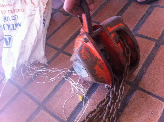 รอกโซ่ ตราข้าง ขนาด 2 ตัน ตัวค่อนข้างใหญ่ โซ่โต ใข้ยกของได้ดี