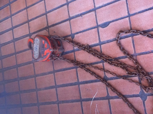 รอกโซ่ ตราข้าง ขนาด 2 ตัน ตัวค่อนข้างใหญ่ โซ่โต ใข้ยกของได้ดี