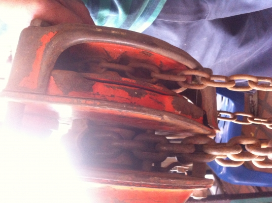 รอกโซ่ ตราข้าง ขนาด 2 ตัน ตัวค่อนข้างใหญ่ โซ่โต ใข้ยกของได้ดี