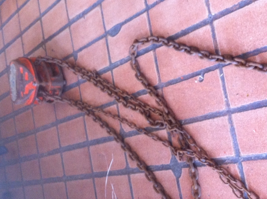 รอกโซ่ ตราข้าง ขนาด 2 ตัน ตัวค่อนข้างใหญ่ โซ่โต ใข้ยกของได้ดี