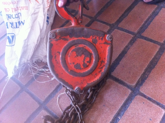 รอกโซ่ ตราข้าง ขนาด 2 ตัน ตัวค่อนข้างใหญ่ โซ่โต ใข้ยกของได้ดี