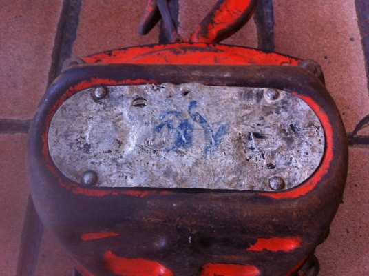 รอกโซ่ ตราข้าง ขนาด 2 ตัน ตัวค่อนข้างใหญ่ โซ่โต ใข้ยกของได้ดี