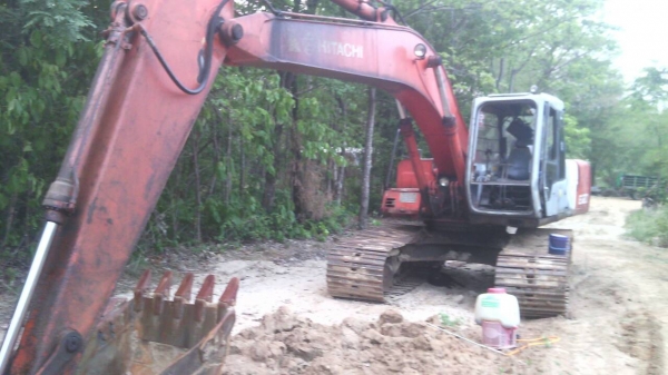 ขายรถแบคโฮHITACHIEX-200-2รถทํางานได้เครืองเดิมปั้มเดิม