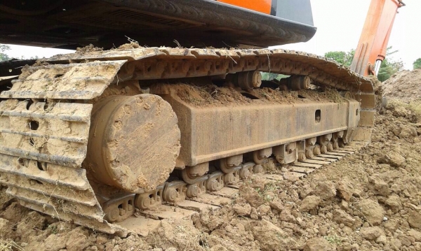 HITACHI EX 200-2 รถบอดี้สวยเดิมสภาพดีพร้อมทำงานได้เลยครับ ไฟฟ้าเต็ม หน้าจอครบ เครื่องยนต์เดิมปั๊มเดิมๆแรงดีไม่มีเยิ้มทำงานได้เร็วไม่มีโหลด ภายในเก๋งสะอาดสวย แอร์เย็น คอนโทรลง่ายใช้งานได้เร็วดีครับ ภายนอกสวยบูมอาร์มไม่มีปะ ช่วงล่างเอวแน่นดี เฟลมสวย โรลเลอร