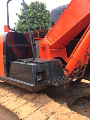 HITACHI EX 200-2 รถบอดี้สวยเดิมสภาพดีพร้อมทำงานได้เลยครับ ไฟฟ้าเต็ม หน้าจอครบ เครื่องยนต์เดิมปั๊มเดิมๆแรงดีไม่มีเยิ้มทำงานได้เร็วไม่มีโหลด ภายในเก๋งสะอาดสวย แอร์เย็น คอนโทรลง่ายใช้งานได้เร็วดีครับ ภายนอกสวยบูมอาร์มไม่มีปะ ช่วงล่างเอวแน่นดี เฟลมสวย โรลเลอร