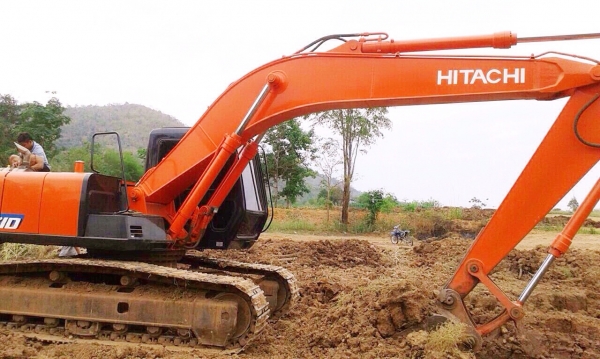 HITACHI EX 200-2 รถบอดี้สวยเดิมสภาพดีพร้อมทำงานได้เลยครับ ไฟฟ้าเต็ม หน้าจอครบ เครื่องยนต์เดิมปั๊มเดิมๆแรงดีไม่มีเยิ้มทำงานได้เร็วไม่มีโหลด ภายในเก๋งสะอาดสวย แอร์เย็น คอนโทรลง่ายใช้งานได้เร็วดีครับ ภายนอกสวยบูมอาร์มไม่มีปะ ช่วงล่างเอวแน่นดี เฟลมสวย โรลเลอร