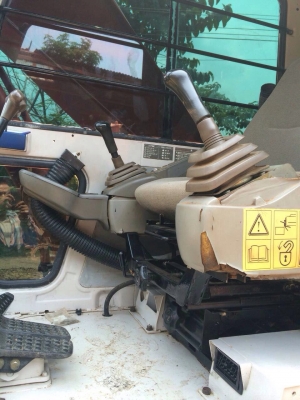 HITACHI EX 200-2 รถบอดี้สวยเดิมสภาพดีพร้อมทำงานได้เลยครับ ไฟฟ้าเต็ม หน้าจอครบ เครื่องยนต์เดิมปั๊มเดิมๆแรงดีไม่มีเยิ้มทำงานได้เร็วไม่มีโหลด ภายในเก๋งสะอาดสวย แอร์เย็น คอนโทรลง่ายใช้งานได้เร็วดีครับ ภายนอกสวยบูมอาร์มไม่มีปะ ช่วงล่างเอวแน่นดี เฟลมสวย โรลเลอร