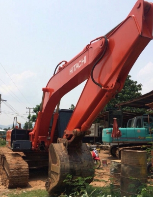 HITACHI EX 200-2 รถบอดี้สวยเดิมสภาพดีพร้อมทำงานได้เลยครับ ไฟฟ้าเต็ม หน้าจอครบ เครื่องยนต์เดิมปั๊มเดิมๆแรงดีไม่มีเยิ้มทำงานได้เร็วไม่มีโหลด ภายในเก๋งสะอาดสวย แอร์เย็น คอนโทรลง่ายใช้งานได้เร็วดีครับ ภายนอกสวยบูมอาร์มไม่มีปะ ช่วงล่างเอวแน่นดี เฟลมสวย โรลเลอร
