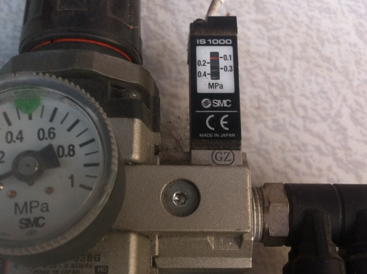 ขุดปรับแรงดันลม SMC และกระเปราะดักน้ำดักฝุ่น พร้อมมีวาล์วหมุนแบบเปิด-ปิดลม และขุดตรวจสอบแรงดันที่ตั้งไว้