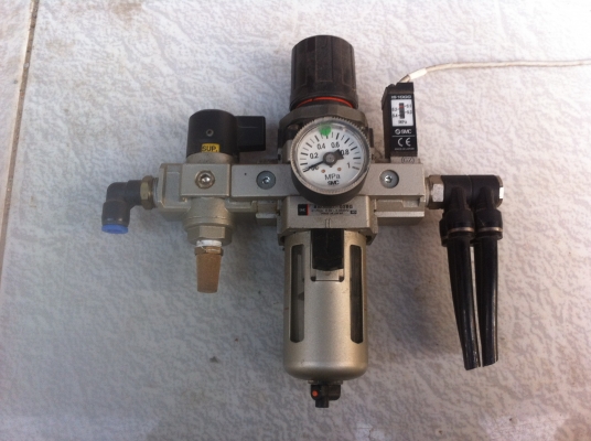 ขุดปรับแรงดันลม SMC และกระเปราะดักน้ำดักฝุ่น พร้อมมีวาล์วหมุนแบบเปิด-ปิดลม และขุดตรวจสอบแรงดันที่ตั้งไว้