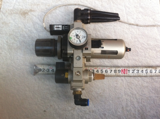 ขุดปรับแรงดันลม SMC และกระเปราะดักน้ำดักฝุ่น พร้อมมีวาล์วหมุนแบบเปิด-ปิดลม และขุดตรวจสอบแรงดันที่ตั้งไว้