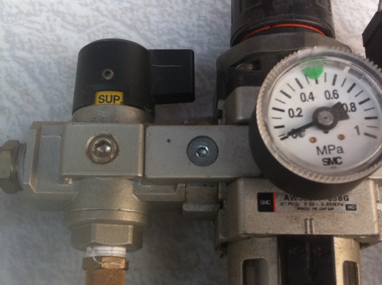 ขุดปรับแรงดันลม SMC และกระเปราะดักน้ำดักฝุ่น พร้อมมีวาล์วหมุนแบบเปิด-ปิดลม และขุดตรวจสอบแรงดันที่ตั้งไว้