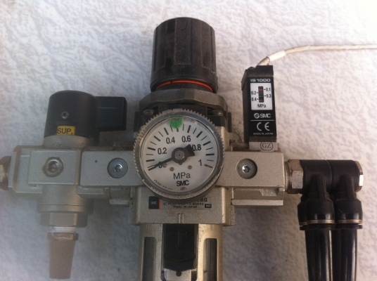 ขุดปรับแรงดันลม SMC และกระเปราะดักน้ำดักฝุ่น พร้อมมีวาล์วหมุนแบบเปิด-ปิดลม และขุดตรวจสอบแรงดันที่ตั้งไว้