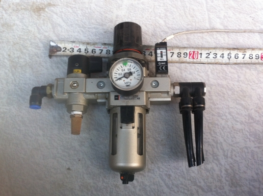 ขุดปรับแรงดันลม SMC และกระเปราะดักน้ำดักฝุ่น พร้อมมีวาล์วหมุนแบบเปิด-ปิดลม และขุดตรวจสอบแรงดันที่ตั้งไว้