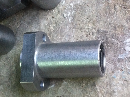 ขุดแบริ่งเลื่อยบนเพลากลม 20 มม. ใน 1 ขุดจะมีลูกเลื่อนบนเพลา 2 ตัว ล็อกกันหลุดด้วยแหวนล็อก