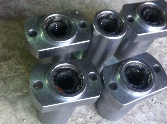 ขุดแบริ่งเลื่อยบนเพลากลม 20 มม. ใน 1 ขุดจะมีลูกเลื่อนบนเพลา 2 ตัว ล็อกกันหลุดด้วยแหวนล็อก