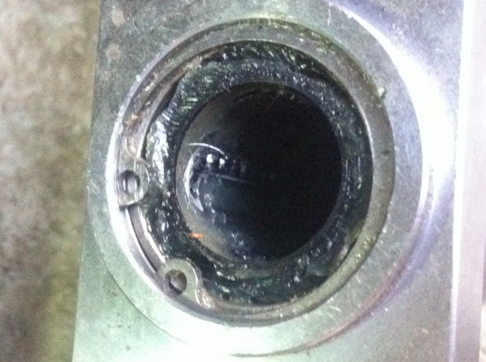 ขุดแบริ่งเลื่อยบนเพลากลม 20 มม. ใน 1 ขุดจะมีลูกเลื่อนบนเพลา 2 ตัว ล็อกกันหลุดด้วยแหวนล็อก