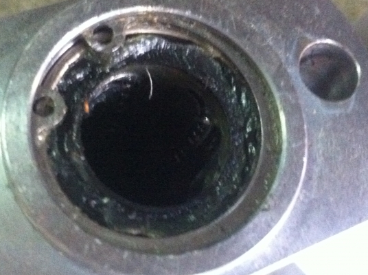 ขุดแบริ่งเลื่อยบนเพลากลม 20 มม. ใน 1 ขุดจะมีลูกเลื่อนบนเพลา 2 ตัว ล็อกกันหลุดด้วยแหวนล็อก