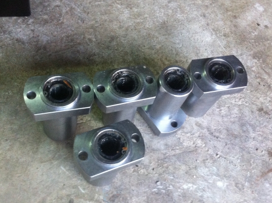 ขุดแบริ่งเลื่อยบนเพลากลม 20 มม. ใน 1 ขุดจะมีลูกเลื่อนบนเพลา 2 ตัว ล็อกกันหลุดด้วยแหวนล็อก