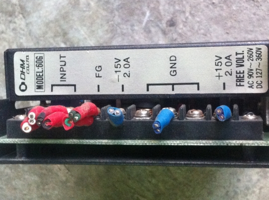 หม้อแปลงไฟสวิทช์ชิ่งยี่ห้อ DHM  ขนาดOUTPUT มีตั้งแต่ 15 V. 4 A. และต่อเป็นแบบ 30 V.แบ่งให้ข่องละ 2 A.