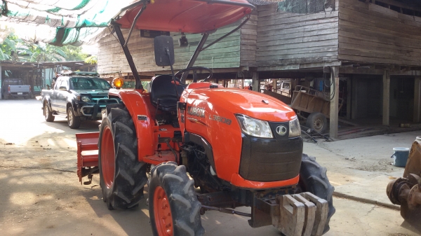 ขายรถคูโบต้า36แรงพร้อมไช้งานรถเดิมมีโรตาลี่ตราช้าง1อ้นไมค์ รถอยู่วังบัว คลองขลุง กำแพงเพชร รถ 1600ชั่วโมงพร้อมทะเบียนราคา268000สนใจสอบุถามได้ที่081 3655997 อ๋าพร  พาเจริญ  ราคาต่อรองได้อีกนะครับ