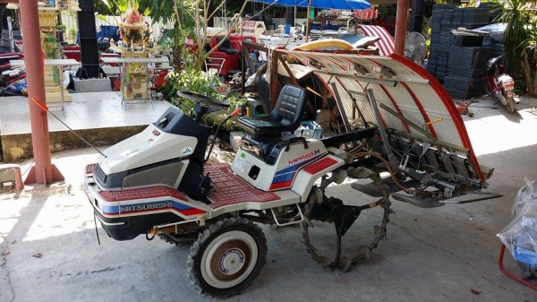 รถปลูกข้าวนั่งขับ MITSUBISHI รุ่น MPR55H เก่าญี่ปุ่น ดำนา 5 แถว สภาพสวย เครื่องยนต์ติดง่าย สภาพสวยพร้อมใช้งาน รถปลูกข้าวนั่งขับ MITSUBISHI รุ่น MPR55H เก่าญี่ปุ่น ดำนา 5 แถว สภาพสวย เครื่องยนต์ติดง่าย สภาพสวยพร้อมใช้งาน