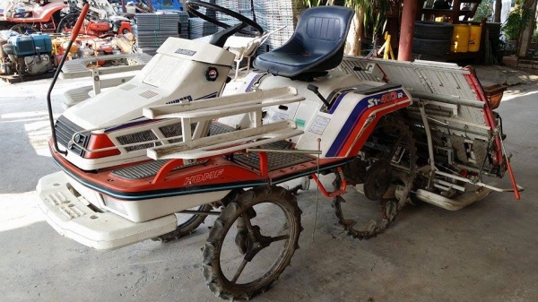 รถปลูกข้าวนั่งขับ KUBOTA รุ่น S1-400R เก่าญี่ปุ่น พร้อมกล่องหยอดปุ๋ยด้านท้าย ดำนา 4 แถว สภาพสวย เครื่องยนต์ติดง่าย สภาพพร้อมใช้งาน รถปลูกข้าวนั่งขับ KUBOTA รุ่น S1-400R เก่าญี่ปุ่น พร้อมกล่องหยอดปุ๋ยด้านท้าย ดำนา 4 แถว สภาพสวย เครื่องยนต์ติดง่าย สภาพพร้อมใช้งาน