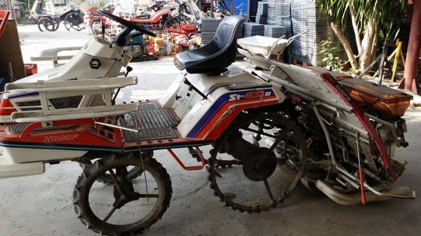 รถปลูกข้าวนั่งขับ KUBOTA รุ่น S1-400R เก่าญี่ปุ่น พร้อมกล่องหยอดปุ๋ยด้านท้าย ดำนา 4 แถว สภาพสวย เครื่องยนต์ติดง่าย สภาพพร้อมใช้งาน รถปลูกข้าวนั่งขับ KUBOTA รุ่น S1-400R เก่าญี่ปุ่น พร้อมกล่องหยอดปุ๋ยด้านท้าย ดำนา 4 แถว สภาพสวย เครื่องยนต์ติดง่าย สภาพพร้อมใช้งาน