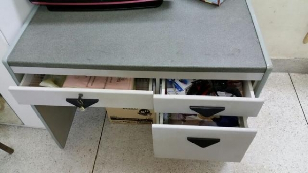 โต๊ะบัญชีมีเก๊ะ3ช่องขนาดกว้า1เมตรลึก60เซนสูง75เซน ของอยู่จรัญ13