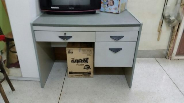 โต๊ะบัญชีมีเก๊ะ3ช่องขนาดกว้า1เมตรลึก60เซนสูง75เซน ของอยู่จรัญ13 โต๊ะบัญชีมีเก๊ะ3ช่องขนาดกว้า1เมตรลึก60เซนสูง75เซน ของอยู่จรัญ13