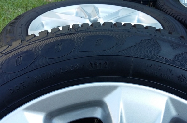 ล้อ,Jazz Hybrid"15 ยาง"175-65-15 ปี12 ชุด 6,500