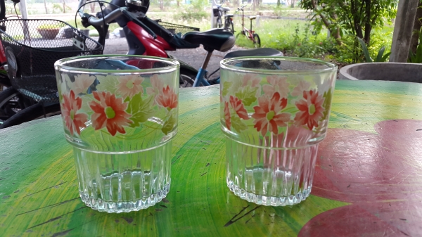 แก้วเก่า เหมาะสะสม ตอกตรามงกุฎ มีหลายแบบ ใบละ 50