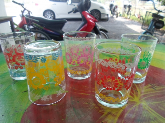 แก้วเก่า เหมาะสะสม ตอกตรามงกุฎ มีหลายแบบ ใบละ 50