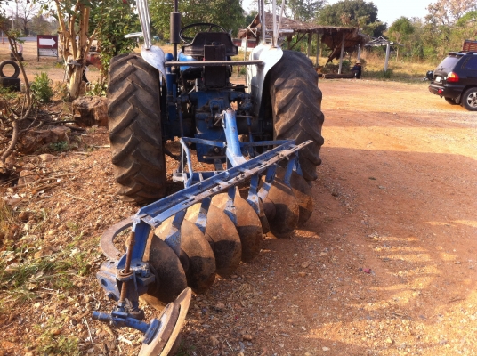 ขายรถไถฟอร์ด60แรงม้าพร้อมเทนเลอขนาดใหญ่และผาน7พร้อมใช้เครื่องฟิตสตาดติดง่าย