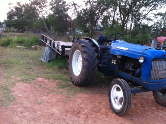 ขายรถไถฟอร์ด60แรงม้าพร้อมเทนเลอขนาดใหญ่และผาน7พร้อมใช้เครื่องฟิตสตาดติดง่าย