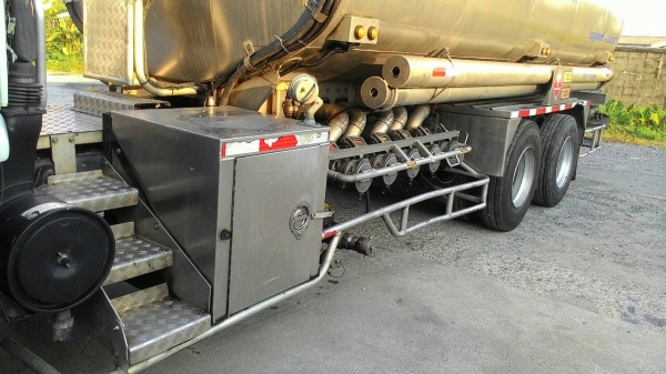 ขาย รถ10ล้อบรรทุกน้ำมัน FVM 230 20,000 ลิตร ขาย รถ10ล้อบรรทุกน้ำมัน FVM 230 20,000 ลิตร