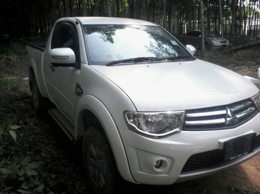 Mitsubishi Triton แคปสูง  ปี10 เครื่อง2.5  เกียร์ธรรมดา   จอ  เบาะหนัง