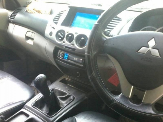 Mitsubishi Triton แคปสูง  ปี10 เครื่อง2.5  เกียร์ธรรมดา   จอ  เบาะหนัง