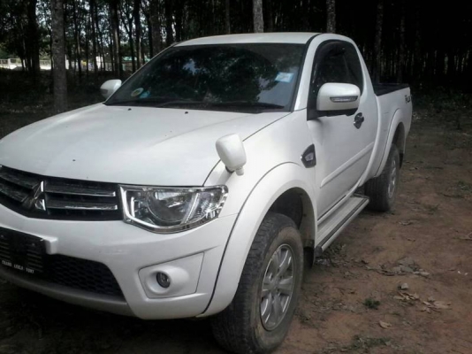 Mitsubishi Triton แคปสูง  ปี10 เครื่อง2.5  เกียร์ธรรมดา   จอ  เบาะหนัง